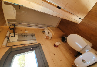 Modern sanitair in glampingaccommodatie bij Campingplatz Auf dem Simpel - Pipowagen Duitsland met houten wanden.