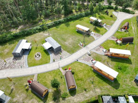 Luchtbeeld van glamping op Campingplatz Auf dem Simpel - Pipowagen Duitsland met omringend groen.
