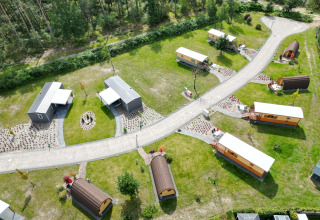 Aerial view of glamping at Campingplatz Auf dem Simpel - Pipowagen Duitsland with cabins and greenery.