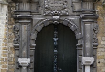 Entrada a un edificio antiguo en Middelburg, Zelanda, Países Bajos