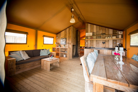 Interior of glamping accommodation Villa la Diva - Safaritenten Le Marche with rustic wood furniture.