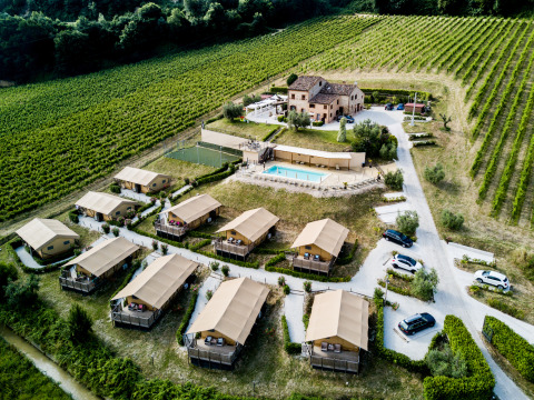Vue aérienne de Villa la Diva - Safaritenten Le Marche, glamping avec tentes, piscine et vignobles autour.