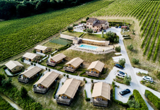 Vue aérienne de Villa la Diva - Safaritenten Le Marche, glamping avec tentes, piscine et vignobles autour.