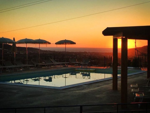 Zonsondergang bij Villa la Diva - Safaritenten Le Marche glamping met zwembad en ligbedden.