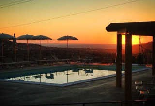 Zonsondergang bij Villa la Diva - Safaritenten Le Marche glamping met zwembad en ligbedden.