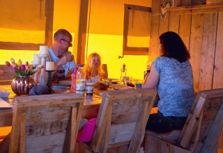 Famille à table dans une tente de glamping en bois chez Villa la Diva - Safaritenten Le Marche