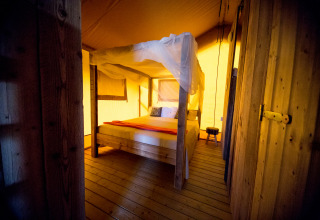 Luksuriøs glamping-indkvartering i safaritelt, Villa la Diva, Le Marche med hyggeligt soveområde.