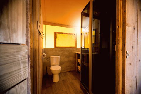 Bagno nell’alloggio glamping Villa la Diva - Safaritenten Le Marche con wc e cabina doccia.