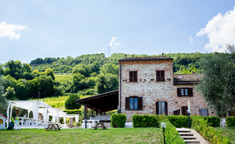 Sfeervol stenen huis met glampingvoorzieningen temidden van natuur bij Villa la Diva - Safaritenten Le Marche.