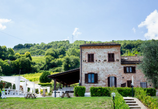 Sfeervol stenen huis met glampingvoorzieningen temidden van natuur bij Villa la Diva - Safaritenten Le Marche.