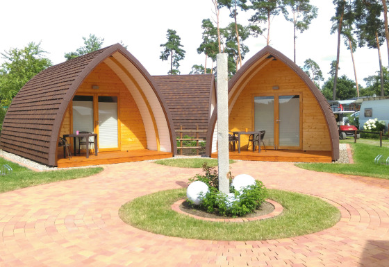Glamping accommodation at Campingpark Buntspecht in Brandenburg, featuring modern wooden pods and terraces.