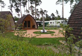 Glamping accommodatie bij Campingpark Buntspecht - Pods Brandenburg, met pods, groen en caravans dichtbij.