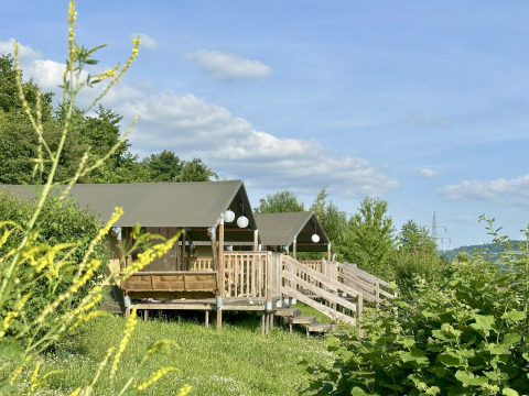 Alloggio glamping in tende safari presso Camping Groß-Eichen, Assia, immerso nel verde della natura.