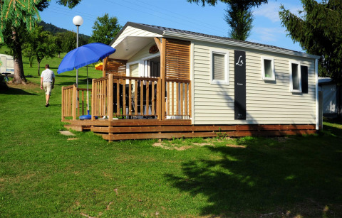 Moderne Glamping-Unterkunft bei Camping Schwarzwaldhorn mit Holzterrasse und Sonnenschirm in Baden-Württemberg.