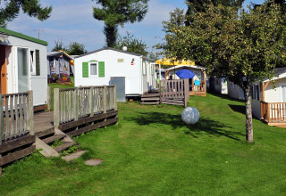 Mobil-homes et espace vert au Camping Schwarzwaldhorn - Glamping Baden-Württemberg, hébergement nature.
