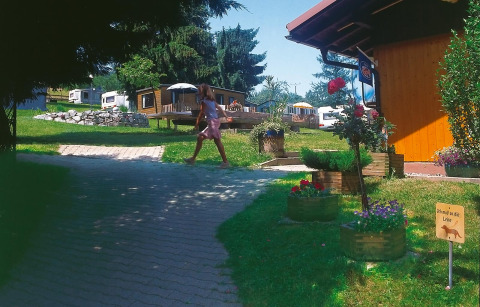 Hébergements glamping avec cabanes et caravanes au Camping Schwarzwaldhorn, Baden-Württemberg, Allemagne.