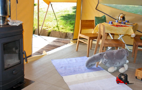 Gemütliches Glamping-Zelt im Camping Schwarzwaldhorn mit Plüschtier und Holzmöbeln, Baden-Württemberg.