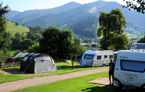 Camping Schwarzwaldhorn - Glamping Baden-Württemberg mit Wohnwagen, Zelt und Bergen im grünen Schwarzwald.