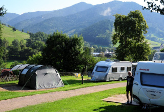 Camping Schwarzwaldhorn - Glamping Baden-Württemberg med telte og campister i et bjergrigt, grønt landskab.