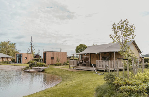 Glamping-Unterkünfte am See bei De Betuwse Hofjes - Betuwe Lodges in Gelderland, Niederlande.