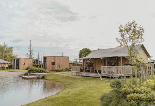 Glamping-indkvartering ved søen hos De Betuwse Hofjes - Betuwe Lodges i Gelderland, Holland.