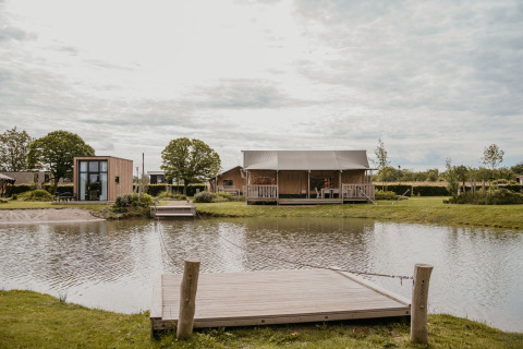 Glampingindkvartering ved søen på De Betuwse Hofjes - Betuwe Lodges Gelderland, med moderne hytter og natur.