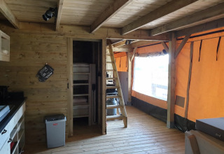 Indvendig udsigt af glamping-indkvartering på De Betuwse Hofjes - Betuwe Lodges i Gelderland, Holland.