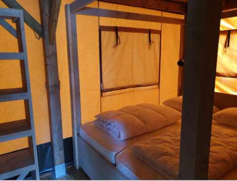 Indvendig udsigt over et luksuriøst glamping telt hos De Betuwse Hofjes - Betuwe Lodges i Gelderland.