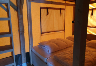 Indvendig udsigt over et luksuriøst glamping telt hos De Betuwse Hofjes - Betuwe Lodges i Gelderland.