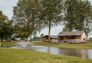 Glamping bij De Betuwse Hofjes - Betuwe Lodges Gelderland, tenten en lodges aan vijver met fontein.