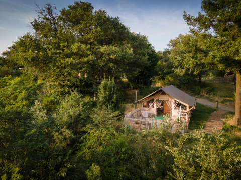 Alojamiento de glamping Village Huttopia Pays de Condrieu - Glamping Auvergne-Rhône-Alpes en la naturaleza.