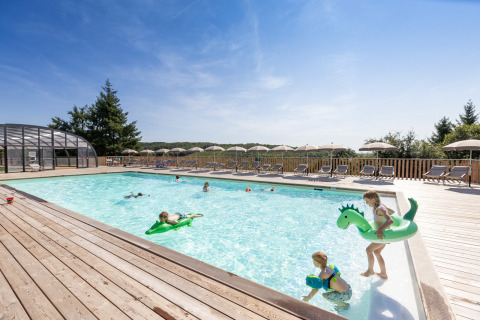 Børn leger i en udendørs swimmingpool på Village Huttopia Pays de Condrieu glamping i Auvergne-Rhône-Alpes.