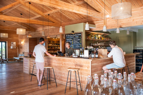 Træinteriør af reception og bar i Village Huttopia Pays de Condrieu Glamping, Auvergne-Rhône-Alpes.