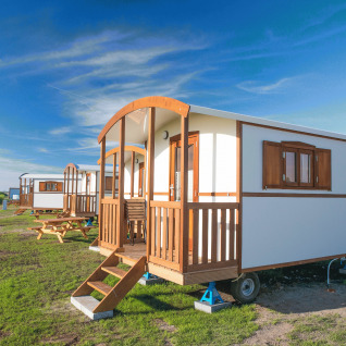 Glamping-Unterkunft auf Campingplatz am Nordseestrand mit Zigeunerwagen in Oost-Friesland bei Sonnenschein