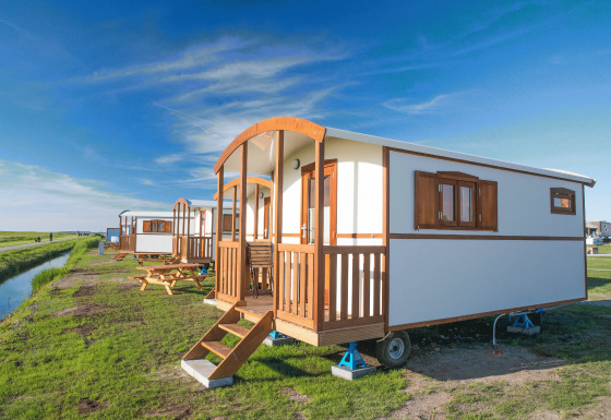 Hébergement glamping au Campingplatz am Nordseestrand avec roulottes tziganes à Oost-Friesland