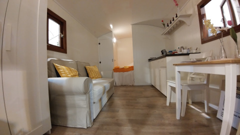 Interior de alojamiento glamping en Campingplatz am Nordseestrand - Zigeunerwagen Oost-Friesland, acogedor y cómodo.