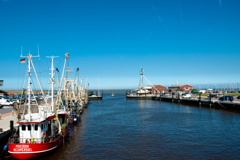 Puerto cerca de Campingplatz am Nordseestrand - Zigeunerwagen Oost-Friesland, barcos y cielo despejado.