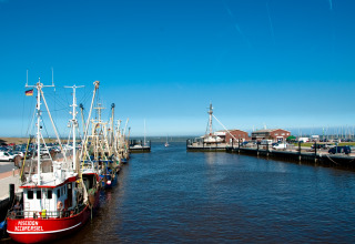 Havneområde i nærheden af Campingplatz am Nordseestrand - Zigeunerwagen Oost-Friesland med både og klar himmel.