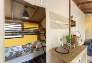 Hébergement glamping au Camping Beauregard Plage en Languedoc-Roussillon avec lits superposés et déco chaleureuse.