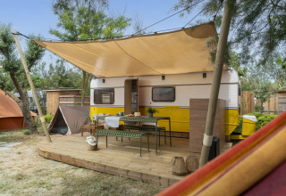 Glamping-Unterkunft auf Camping Beauregard Plage in Languedoc-Roussillon, Wohnwagen mit Sonnenschutzdach.