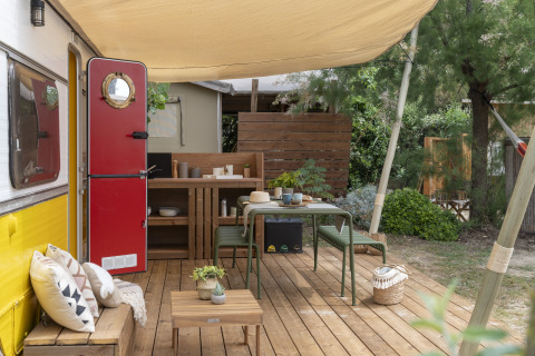 Glamping-Unterkunft bei Camping Beauregard Plage in Languedoc-Roussillon mit Holzterrasse und gemütlichem Outdoor-Bereich.