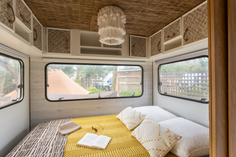 Knusse glamping-accommodatie bij Camping Beauregard Plage, Languedoc-Roussillon, met comfortabel tweepersoonsbed.