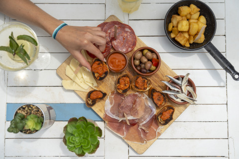 Tapasplank met kaas, vleeswaren, olijven en brood bij Camping Beauregard Plage - Glamping Languedoc-Roussillon.