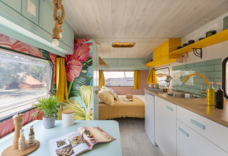Alojamiento glamping colorido con decoración floral y cocina moderna en Camping Beauregard Plage, Languedoc-Rosellón.