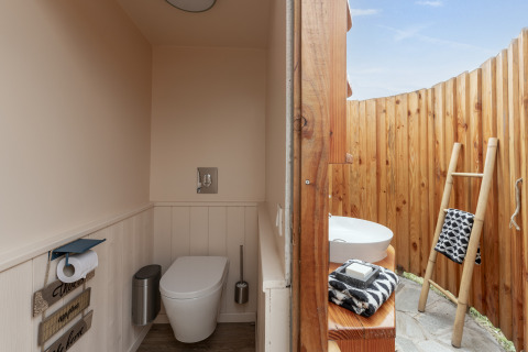 Badeværelse under åben himmel med toilet og håndvask, Camping Beauregard Plage, Glamping Languedoc-Roussillon