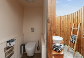 Openluchtbadkamer met toilet en wastafel, Camping Beauregard Plage, Glamping Languedoc-Roussillon