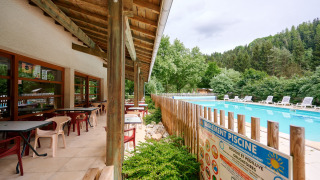 Piscina y terraza de restauración - Villatent - Camping de Vaubarlet - Sainte-Sigolène, Haute Loire, Francia