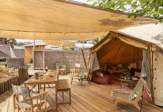 Alloggio glamping al Camping Beauregard Plage in Linguadoca-Rossiglione con terrazza accogliente e tenda di lusso.