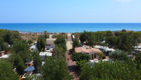 Alojamiento glamping en Camping Beauregard Plage con vistas al mar en Languedoc-Rosellón, Francia.