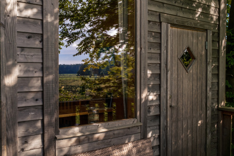 Hébergement glamping au Boomhuthotel Uckermark, Brandebourg, en bois rustique avec vue sur la nature.